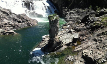 Rock Pillar and relentless torrent (4k, Flat) Rock Pillar and relentless torrent (4k, Flat)