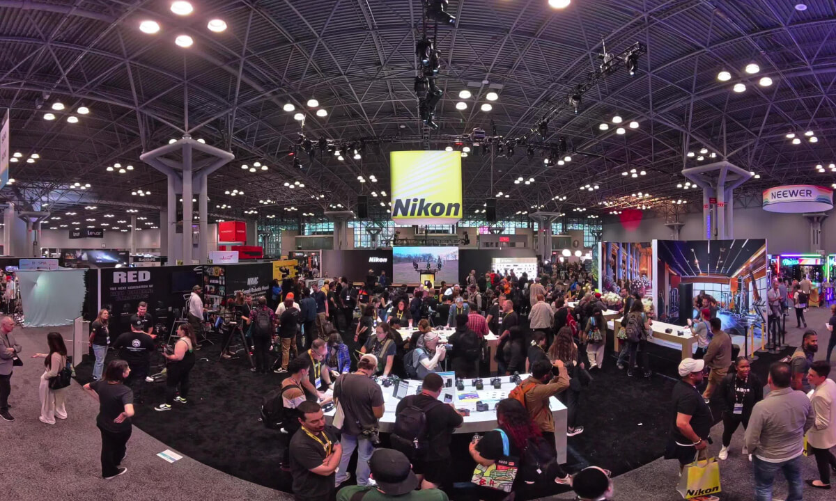 Becoming Giant/Dwarf - Walking around BH EXPO NYC | 36&135mm IPD Experimental VR180 Video