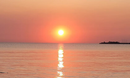 沉浸式体验海上日出Immersive experience of sunrise over the sea VR Video 沉浸式体验海上日出Immersive experience of sunrise over the sea VR