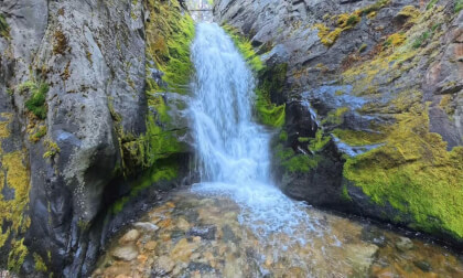 Short Walk to Tulip waterfall near Castlegar, British Columbia (8K, 360) Short Walk to Tulip waterfall near Castlegar, British Columbia (8K, 360)
