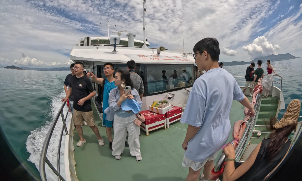 Board the Four Widows Star yacht to land on the Four Widows Islands.乘坐游艇四孀之星号登录四孀列岛