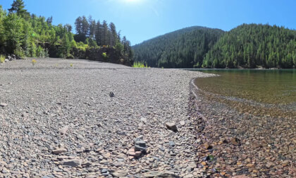 Lapping waves on a Beach (8K, 360) Lapping waves on a Beach (8K, 360)
