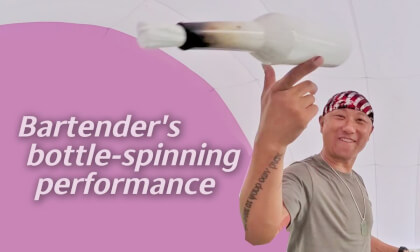 Bartender's bottle-spinning performance Bartender's bottle-spinning performance