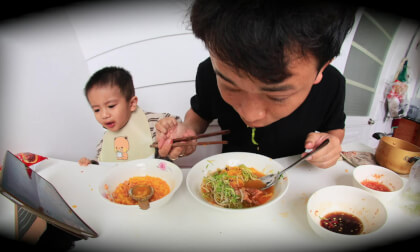 Vietnamese Breakfast With Baby – Mì Quảng Has a New Fan! 🇻🇳👶 VR Video Vietnamese Breakfast With Baby – Mì Quảng Has a New Fan! 🇻🇳👶 VR