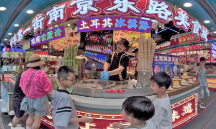 On Nanjing East Road Food Street, Turkish ice cream vendors tease the kids. VR Video On Nanjing East Road Food Street, Turkish ice cream vendors tease the kids. VR