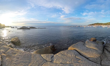 Peaceful Taichi at Dawn on Costa Brava Rocks, with Hangpan Music & Vintage Cassette Radio, Una Experiencia Única y Maravillosa – Taichi al Amanecer en las Rocas de la Costa Brava, con Música de Hangpan y Radio Casete Vintage VR Video Peaceful Taichi at Dawn on Costa Brava Rocks, with Hangpan Music & Vintage Cassette Radio, Una Experiencia Única y Maravillosa – Taichi al Amanecer en las Rocas de la Costa Brava, con Música de Hangpan y Radio Casete Vintage VR