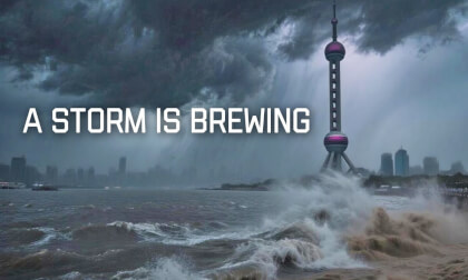 Feel the arrival of the typhoon in Shanghai: lightning flashes and thunder rumbles, and a violent wind and rainstorm rage along the Huangpu River. Feel the arrival of the typhoon in Shanghai: lightning flashes and thunder rumbles, and a violent wind and rainstorm rage along the Huangpu River.