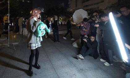 Shoot cute girls on the square/在广场上拍摄可爱女孩 VR Video Shoot cute girls on the square/在广场上拍摄可爱女孩 VR