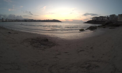 Paseo al atardecer por la playa del Orzán. A Coruña (VR180 3D) VR Video Paseo al atardecer por la playa del Orzán. A Coruña (VR180 3D) VR