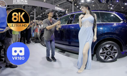 Behind the scenes: Chen Zhongxiang capturing car models at the event Behind the scenes: Chen Zhongxiang capturing car models at the event