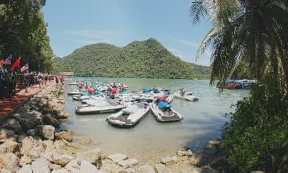 Scenic clips of the famous Pulau Dayang Bunting (Pregnant Maiden Island) in Langkawi, Malaysia. Feel free to add me as a friend for more exciting videos.马来西亚 兰卡威著名孕妇岛风景片段 欢迎加好友,更多精彩视频 Scenic clips of the famous Pulau Dayang Bunting (Pregnant Maiden Island) in Langkawi, Malaysia. Feel free to add me as a friend for more exciting videos.马来西亚 兰卡威著名孕妇岛风景片段 欢迎加好友,更多精彩视频