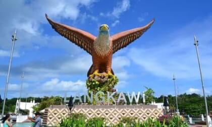 agle Square in Langkawi, Malaysia, also known as Dataran Lang, is an iconic attraction in Langkawi.兰卡威巨鹰广场加音乐 agle Square in Langkawi, Malaysia, also known as Dataran Lang, is an iconic attraction in Langkawi.兰卡威巨鹰广场加音乐