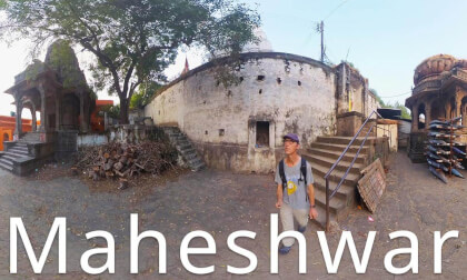 Maheshwar,India-walk along the ghats to the fort