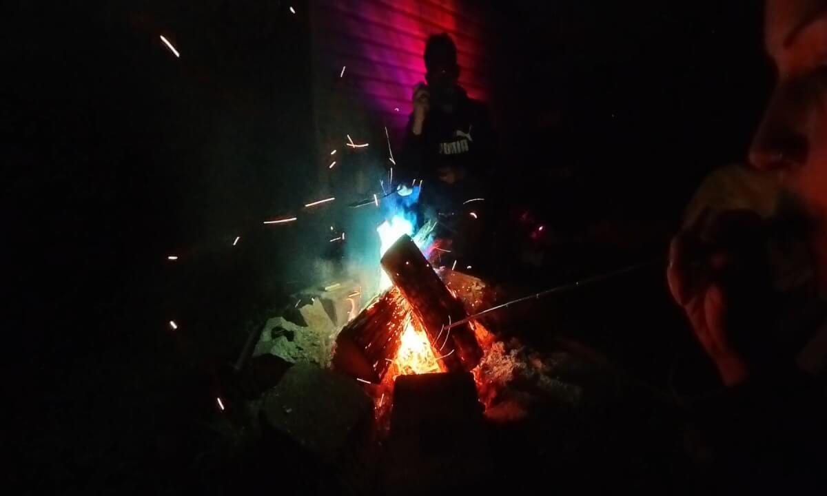 Relaxing 360° Bonfire VR Experience | Cozy Campfire with Friends, ASMR Fire & Immersive Ambiance