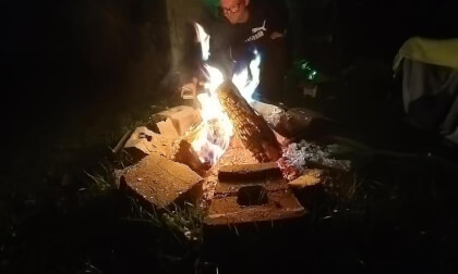 Relaxing 360° Bonfire VR Experience | Cozy Campfire with Friends, ASMR Fire & Immersive Ambiance Relaxing 360° Bonfire VR Experience | Cozy Campfire with Friends, ASMR Fire & Immersive Ambiance
