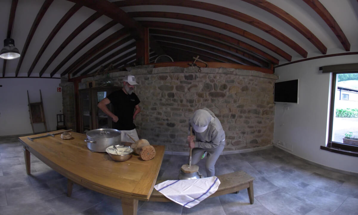ELABORACIÓN ARTESANAL DE MANTEQUILLA. Oficios Perdidos en el Mundo Rural. Vídeo en 180°