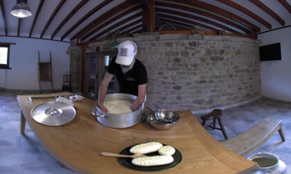 ELABORACIÓN ARTESANAL DE QUESO PASIEGO. Oficios Perdidos en el Mundo Rural. Vídeo en 180° VR Video ELABORACIÓN ARTESANAL DE QUESO PASIEGO. Oficios Perdidos en el Mundo Rural. Vídeo en 180° VR