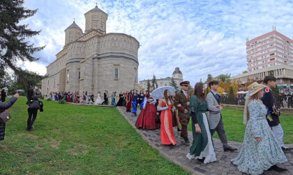 Coming soon - Insta360 X5 VR 180 mod by ChelouteVR - vintage costumes parade VR Video Coming soon - Insta360 X5 VR 180 mod by ChelouteVR - vintage costumes parade VR