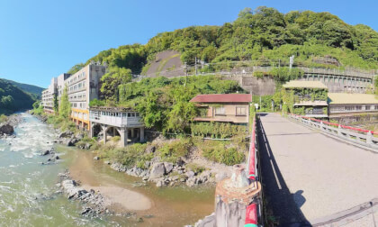 The one on the right is a haunted house in Jokoji, Aichi The one on the right is a haunted house in Jokoji, Aichi