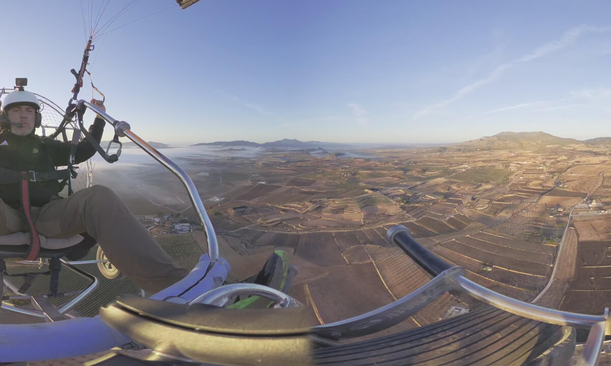 Pinoso cubierto por la niebla | Vuelo en paramotor 360º al amanecer