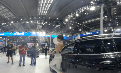 【VR180】Sexy car models in white VR Video 【VR180】Sexy car models in white VR