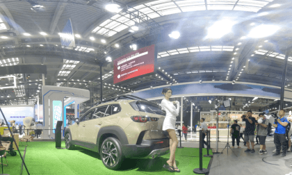 【VR180】Sexy car model in a white dress VR Video 【VR180】Sexy car model in a white dress VR