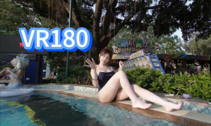 Girls in swimsuits at the water park【8.10 P3】