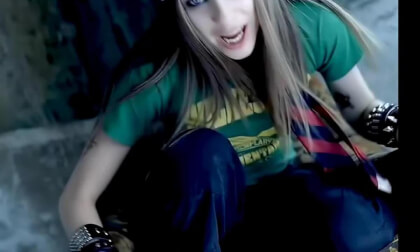 Avril Lavigne - Sk8r Boi (Upscale 1080p Enhanced)_Full-HD_55_5_RIGHT_ONLY_auto_v1.8.3_LRF_Full_SBS