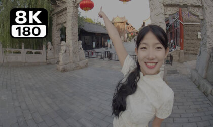 Wearing a cheongsam to wander around the ancient town