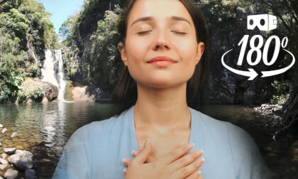 VR ASMR: SUSSURROS PARA RELAXAR NA CACHOEIRA - REALIDADE VIRTUAL 180° - MEDITAÇÃO GUIADA PARA DORMIR VR ASMR: SUSSURROS PARA RELAXAR NA CACHOEIRA - REALIDADE VIRTUAL 180° - MEDITAÇÃO GUIADA PARA DORMIR