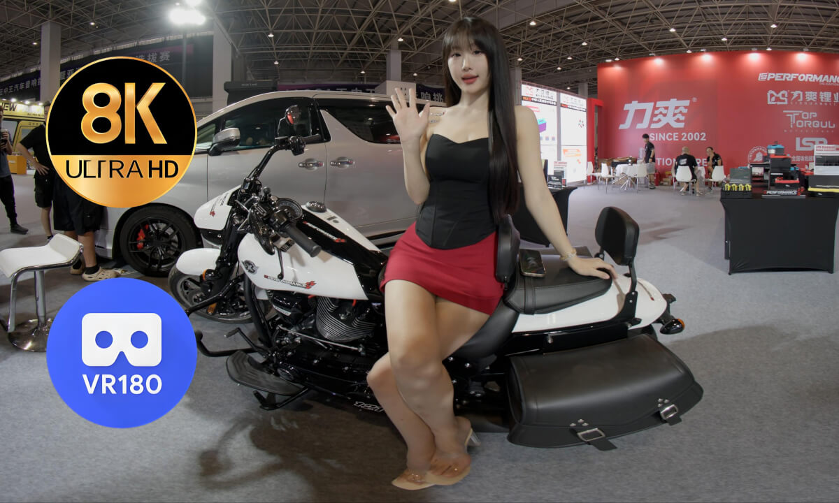 Girls at the booth of 力爽