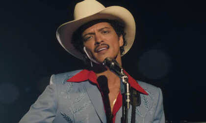 Lady Gaga, Bruno Mars - Die With A Smile (Official Music Video)_4K_55_5_RIGHT_ONLY_auto_v1.8.6_LRF_Full_SBS