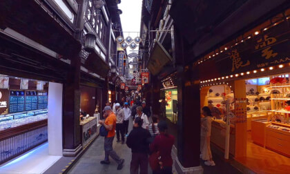 Walking through Yuyuan Road 豫园老街, Shanghai, China - second part