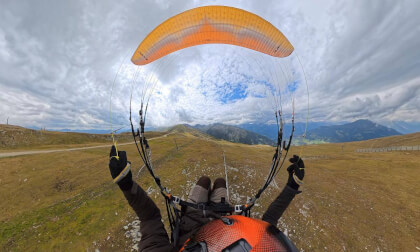 360° 8K Paragliding #354: Late afternoon thermaling over Prutz with sketchy late landing in Ladis
