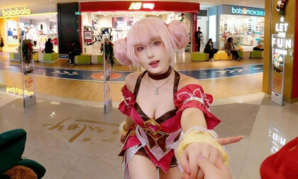 【VR180】Taking a Cute Xiao Qiao Cosplayer to the Mall
