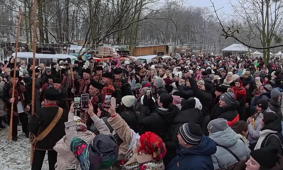 Колядники з Криворівні на Базарі Добра м. Львів 2025 | Традиційні бартки та трембіти у Львові