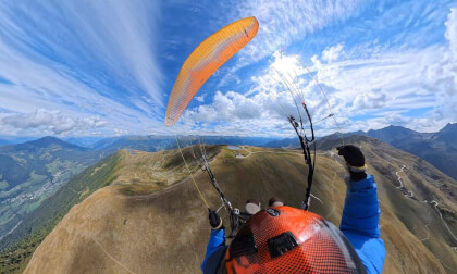 360° 8K Paragliding #357: Thermaling and soaring my way back up to topland on Schönjoch