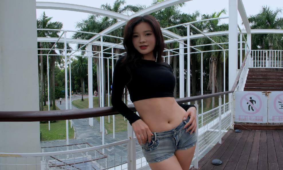 给火辣妹子拍摄