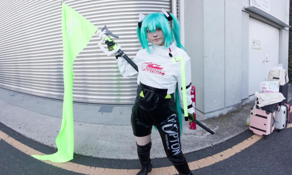 Racing Miku cosplay slide show at comiket 2025 winter
