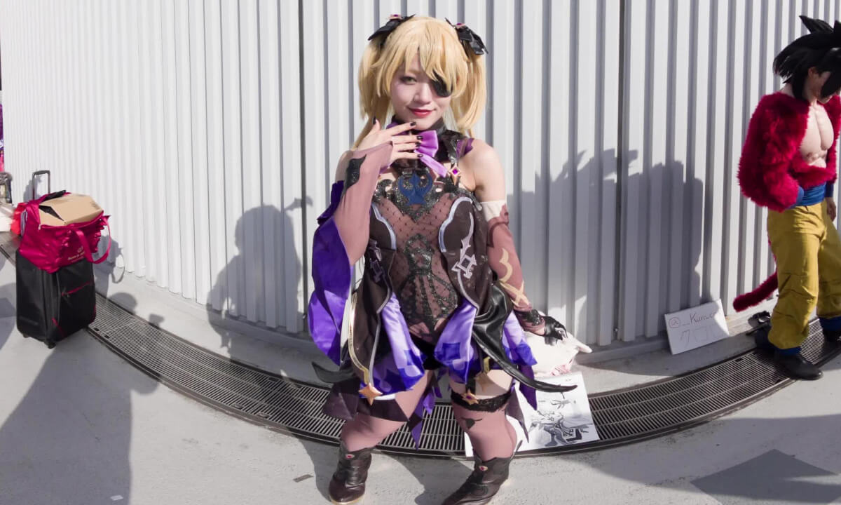 Genshin Fischl cosplay slide show at comiket 2025 winter