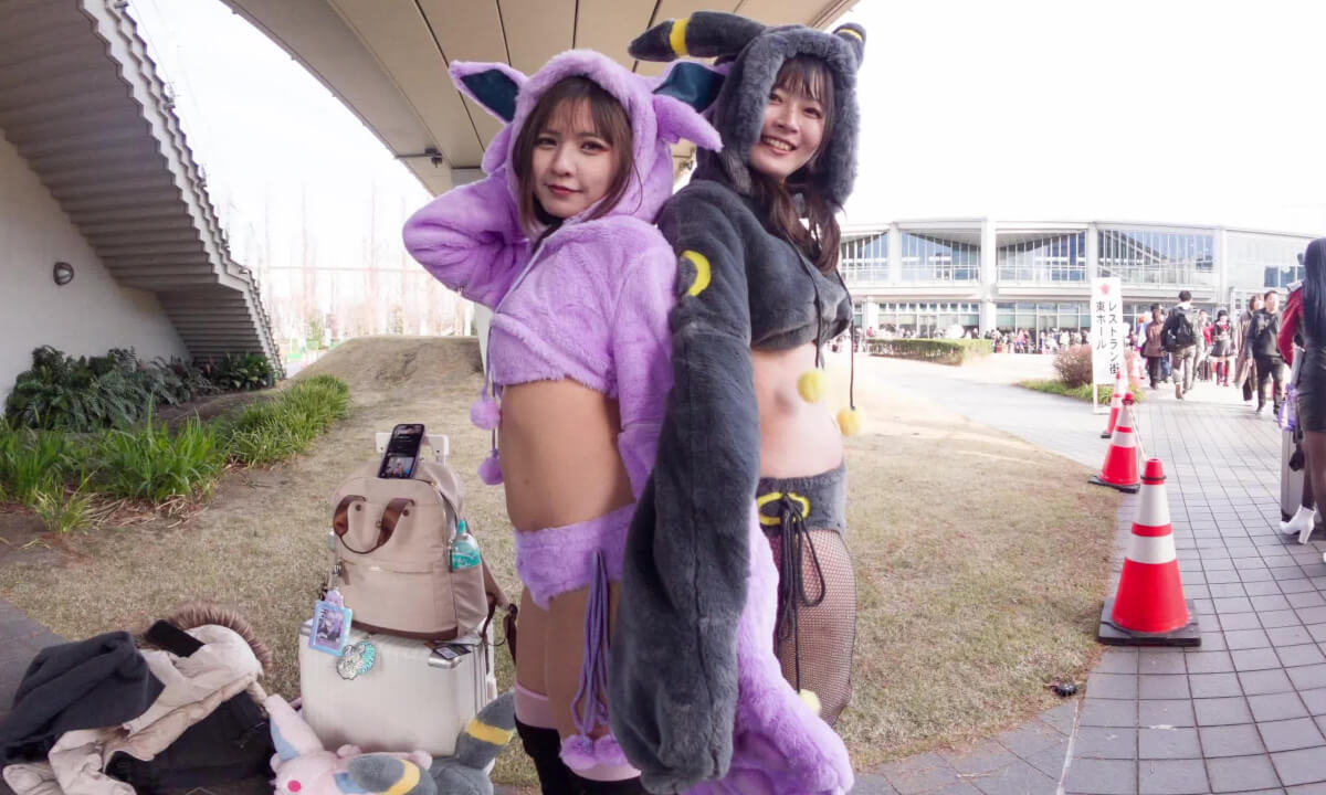 Umbreon and Espeon from Pokemon cosplay slide show at comiket 2025 winter