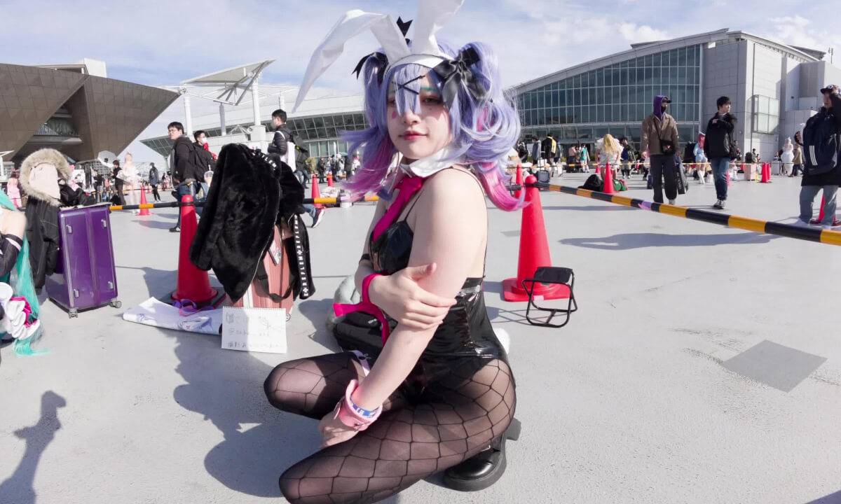 rabbit hole miku cosplay slide show at comiket 2025 winter