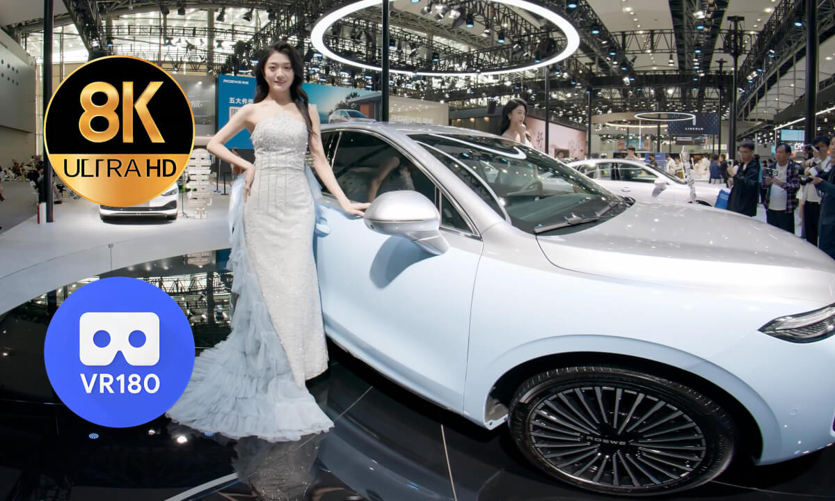 Twin Models at Roewe Booth