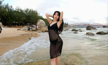 阳光下美女GG在海滩边