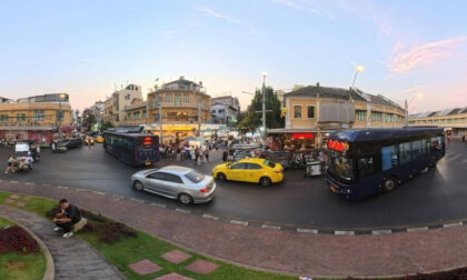 "traffic circle in front of Wat Bowonniwet Vihara"  วงเวียนหน้าวัดบวรนิเวศวิหาร