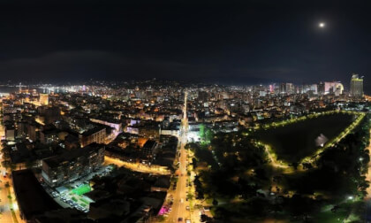 DB Travel Club 📸 – Have a Look 360 🎥  Batumi Central Park at night. Batumi Bay Georgia 🇬🇪