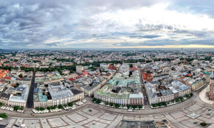 DB Travel Club 📸 – Have a Look 360 🎥Kraków’s main square from above. Kraków, Poland 🇵🇱