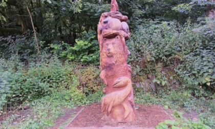 Carved totem marking the Thomas Trail, Buxton