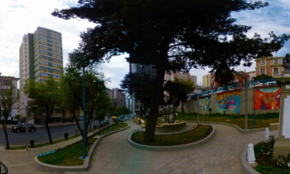Plaza Félix Reyes Ortiz de la ciudad de La Paz Bolivia