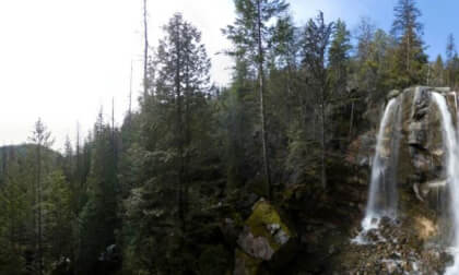 Waterfalls plunging of a Cliff